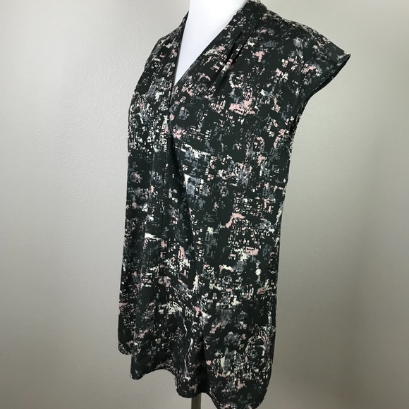 3/$20 Liz Lange Printed Maternity Tunic - Picture 2 of 4